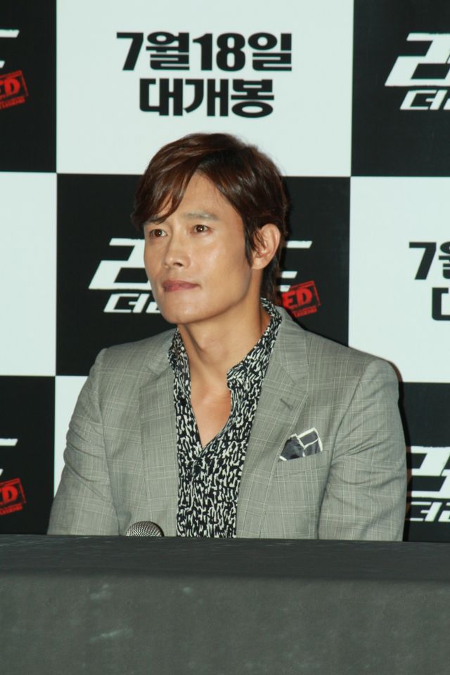 『REDリターンズ』イ・ビョンホン、上半身裸のシーンにため息＜韓国JPICTURES＞（3枚目）