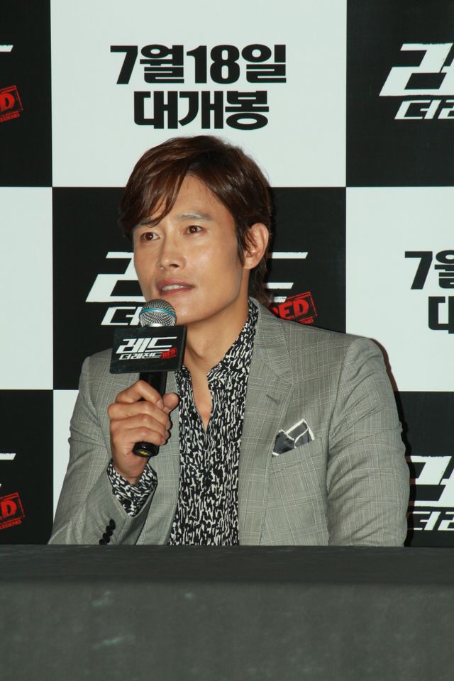 『REDリターンズ』イ・ビョンホン、上半身裸のシーンにため息＜韓国JPICTURES＞（4枚目）