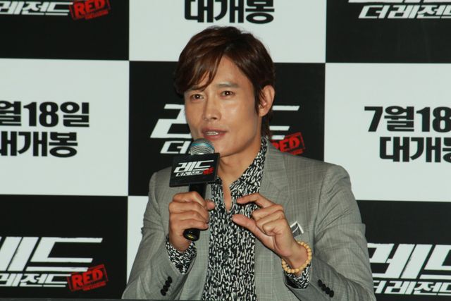 『REDリターンズ』イ・ビョンホン、上半身裸のシーンにため息＜韓国JPICTURES＞（5枚目）