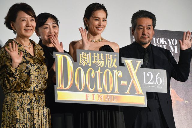 米倉涼子、ゴージャスな“X”のジュエリーまとい登場！『劇場版ドクターX FINAL』ワールドプレミア（13枚目）