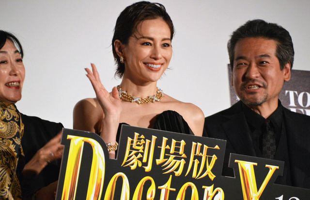 米倉涼子、ゴージャスな“X”のジュエリーまとい登場！『劇場版ドクターX FINAL』ワールドプレミア（14枚目）