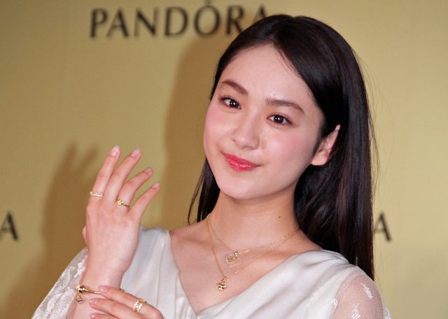 どんどんきれいになっていく！平祐奈、純白ドレス＆ジュエリーで大人っぽい！：フォトギャラリー