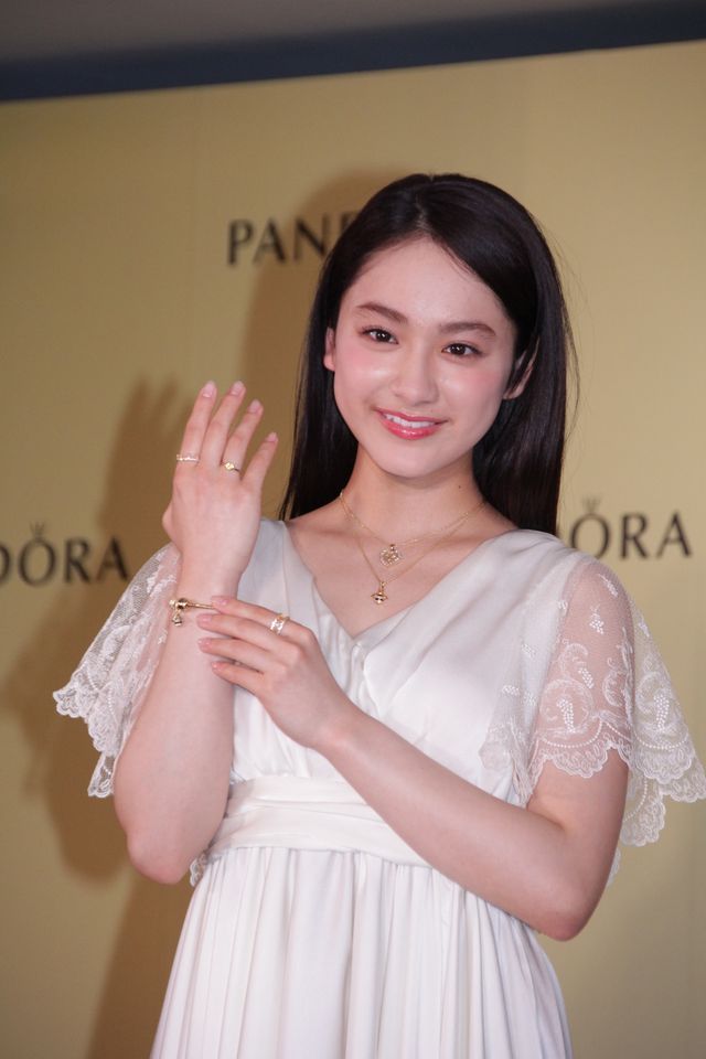 どんどんきれいになっていく！平祐奈、純白ドレス＆ジュエリーで大人っぽい！（8枚目）