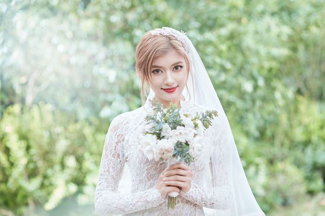 ローラ、美しすぎな花嫁姿でリアル結婚シュミレーション！（4枚目）