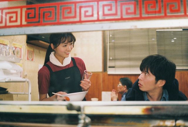田中圭、花を見つめる姿が美しい…映画『mellow メロウ』場面カット＜全4枚＞（2枚目）