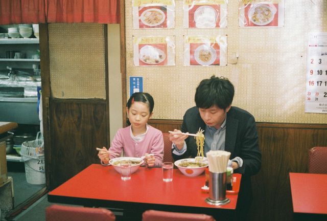 田中圭、花を見つめる姿が美しい…映画『mellow メロウ』場面カット＜全4枚＞（3枚目）