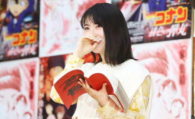 浜辺美波、真剣な表情も美しい！映画『名探偵コナン　緋色の弾丸』公開アフレコイベント（2枚目）