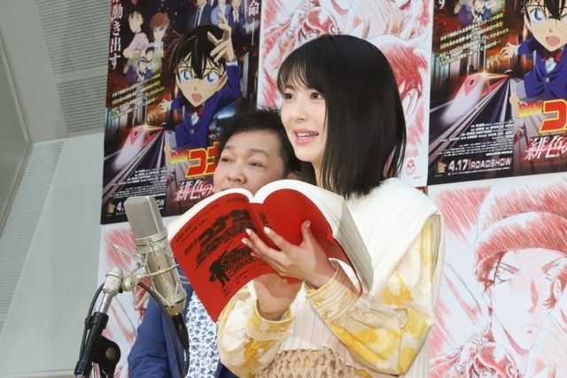 浜辺美波、真剣な表情も美しい！映画『名探偵コナン　緋色の弾丸』公開アフレコイベント（4枚目）