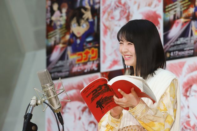 浜辺美波、真剣な表情も美しい！映画『名探偵コナン　緋色の弾丸』公開アフレコイベント（8枚目）