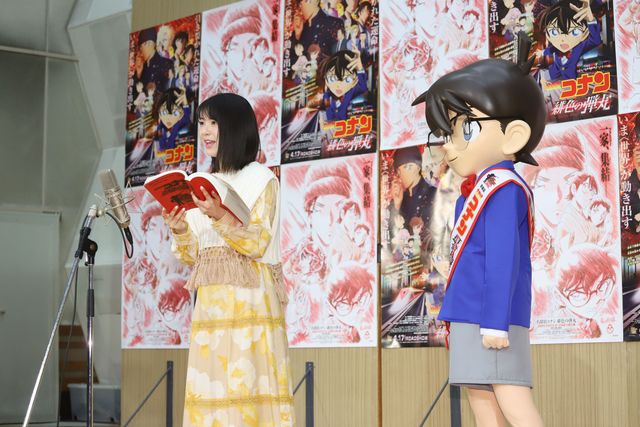 浜辺美波、真剣な表情も美しい！映画『名探偵コナン　緋色の弾丸』公開アフレコイベント（9枚目）