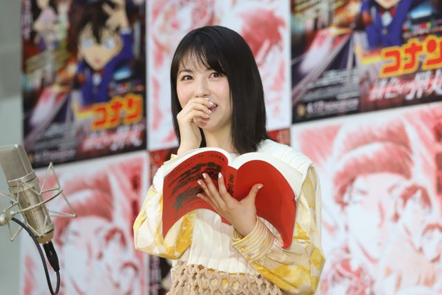 浜辺美波、真剣な表情も美しい！映画『名探偵コナン　緋色の弾丸』公開アフレコイベント（10枚目）