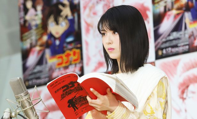 浜辺美波、真剣な表情も美しい！映画『名探偵コナン　緋色の弾丸』公開アフレコイベント（12枚目）