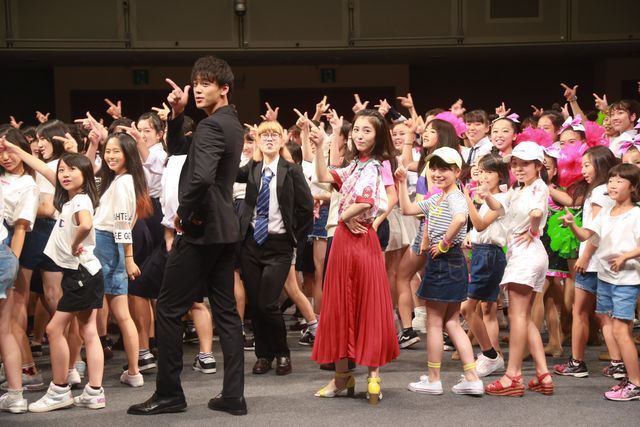 竹内涼真＆浜辺美波、キュートなダンスを披露！映画『センセイ君主』公開後イベント（7枚目）