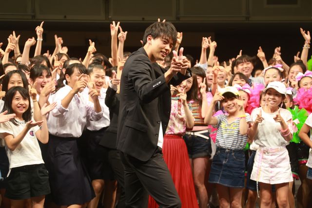 竹内涼真＆浜辺美波、キュートなダンスを披露！映画『センセイ君主』公開後イベント（8枚目）