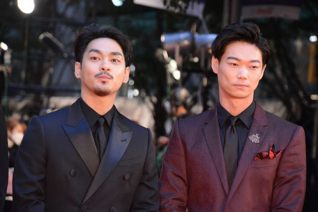 柳楽優弥＆笠松将「ガンニバル」でレッドカーペット登場！第35回東京国際映画祭：フォトギャラリー