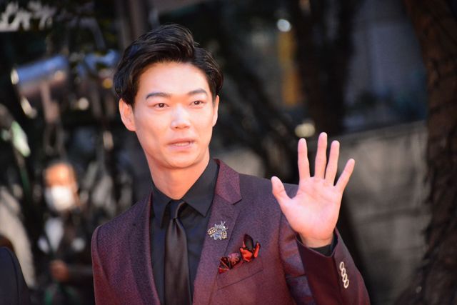 柳楽優弥＆笠松将「ガンニバル」でレッドカーペット登場！第35回東京国際映画祭（4枚目）