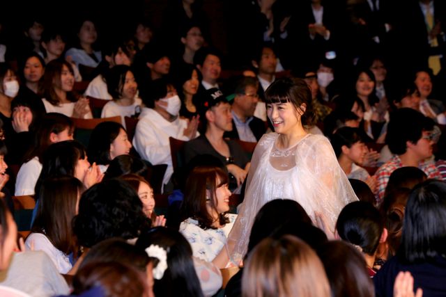 真剣佑、山本美月ら『ピーチガール』出演者がウフフフフ……『ピーチガール』完成披露試写会フォトギャラリー（2枚目）