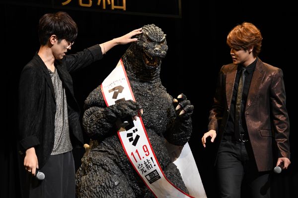 ゴジラにマイクを向ける宮野真守（2枚目）