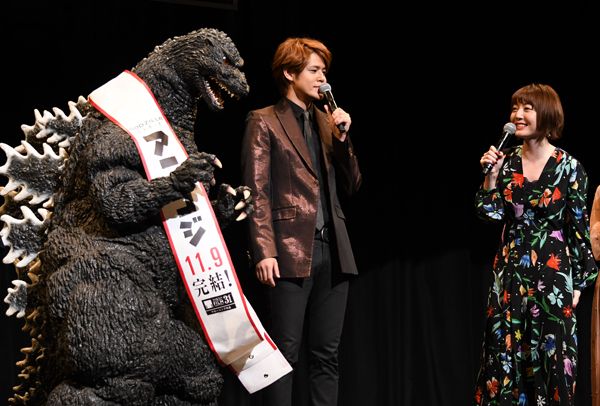 ゴジラにマイクを向ける宮野真守（3枚目）
