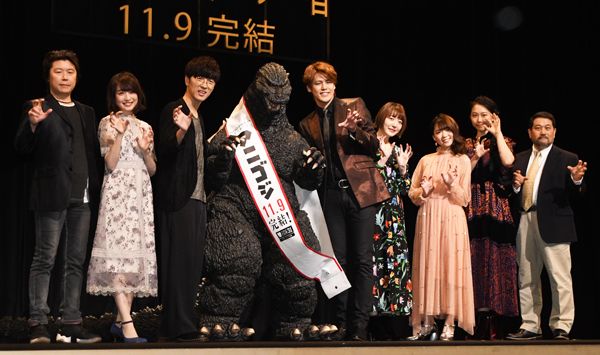 ゴジラにマイクを向ける宮野真守（4枚目）