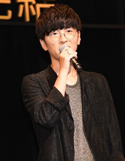 ゴジラにマイクを向ける宮野真守（7枚目）