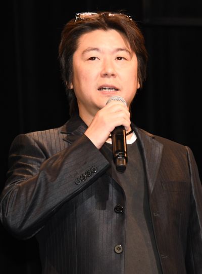 ゴジラにマイクを向ける宮野真守（11枚目）