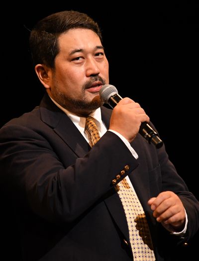 ゴジラにマイクを向ける宮野真守（12枚目）