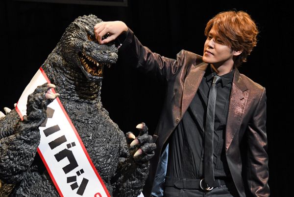ゴジラにマイクを向ける宮野真守（13枚目）