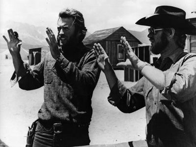 映画『荒野のストレンジャー』の撮影現場にて - イーストウッド監督（左）とブルースさん（右） - ご冥福をお祈りします