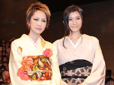 篠原涼子 中島美嘉と和服姿でツーショット 妊娠中の第2子に 大事に守っていきたいですね シネマトゥデイ