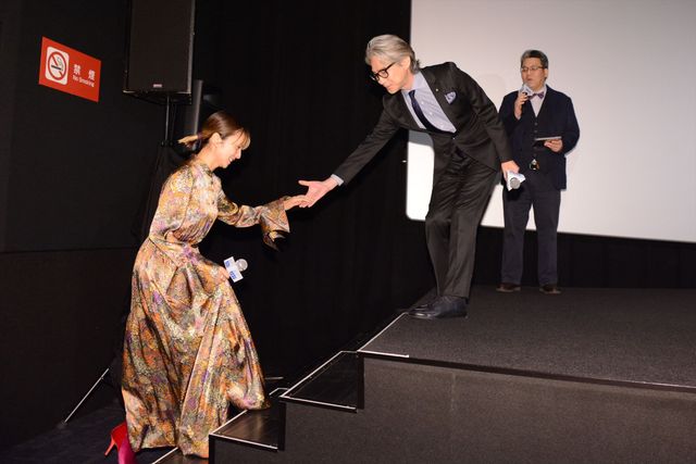 吉岡秀隆、柴咲コウをエスコート！映画『Dr.コトー診療所』初日舞台あいさつ：フォトギャラリー