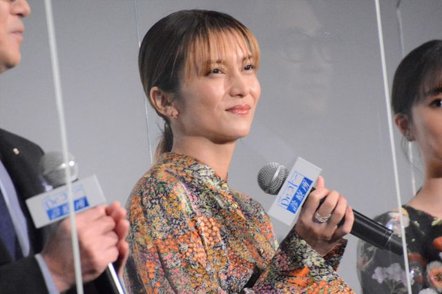 吉岡秀隆、柴咲コウをエスコート！映画『Dr.コトー診療所』初日舞台あいさつ（6枚目）