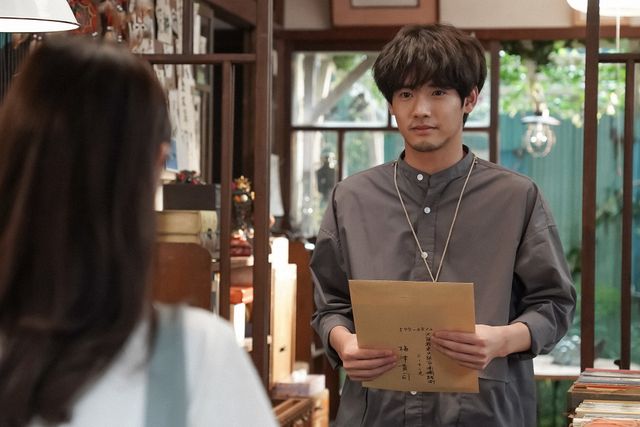 貴司の応募書類に願いを込める舞…「舞いあがれ！」第78回の場面写真（2枚目）