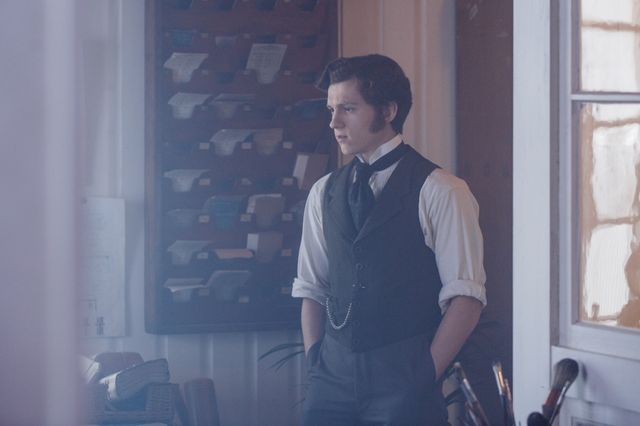 トムホがタバコを…！映画『エジソンズ・ゲーム』場面カット（2枚目）