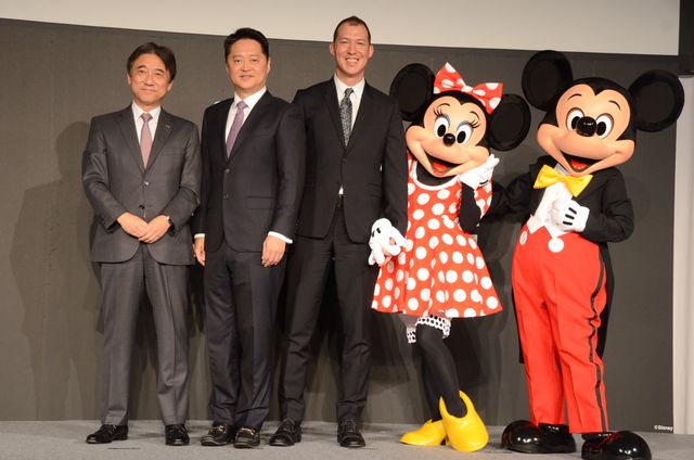 左から順に、吉澤和弘、ルーク・カン、トニー・エリソン、ミニーマウス、ミッキーマウス