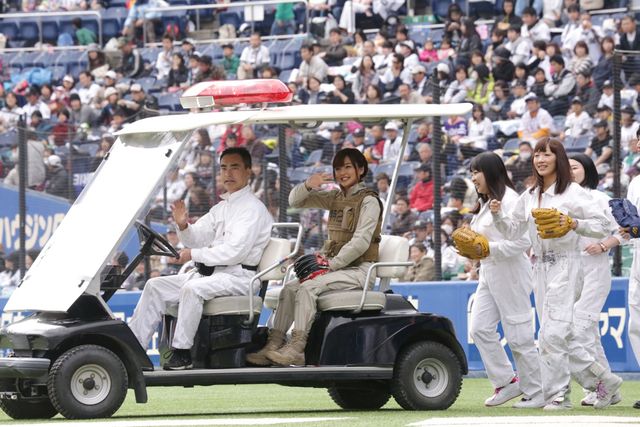 真野恵里菜が、『パトレイバー』のヒロイン衣装で始球式に登場！　画像ギャラリー（3枚目）