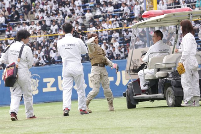 真野恵里菜が、『パトレイバー』のヒロイン衣装で始球式に登場！　画像ギャラリー（4枚目）