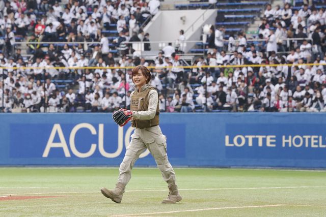真野恵里菜が、『パトレイバー』のヒロイン衣装で始球式に登場！　画像ギャラリー（5枚目）