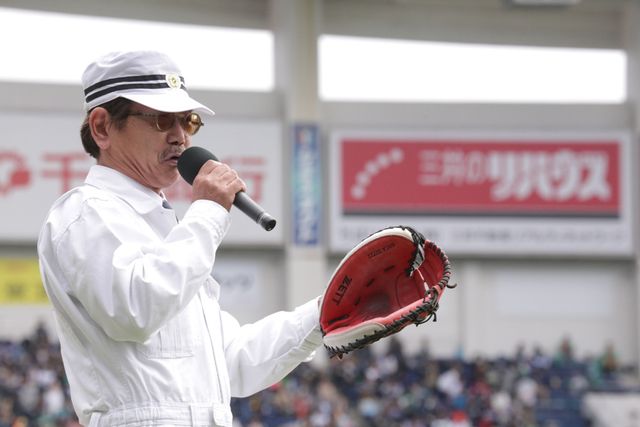 真野恵里菜が、『パトレイバー』のヒロイン衣装で始球式に登場！　画像ギャラリー（6枚目）