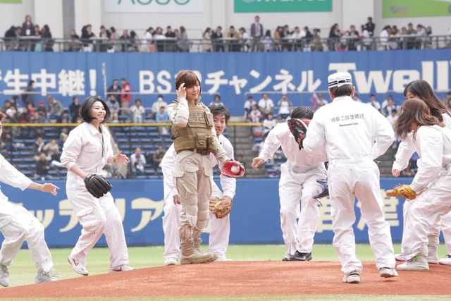 真野恵里菜が、『パトレイバー』のヒロイン衣装で始球式に登場！　画像ギャラリー（7枚目）