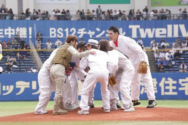 真野恵里菜が、『パトレイバー』のヒロイン衣装で始球式に登場！　画像ギャラリー（8枚目）