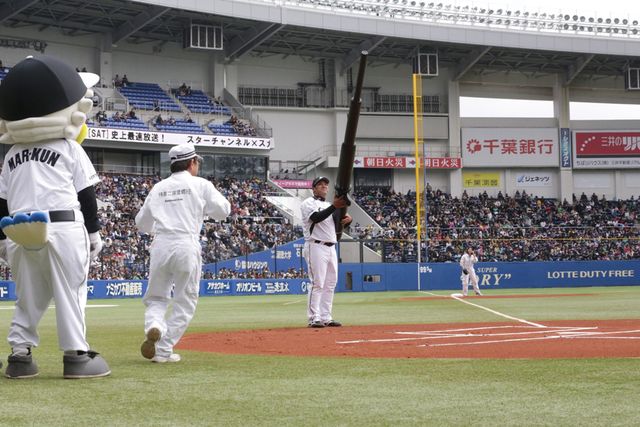 真野恵里菜が、『パトレイバー』のヒロイン衣装で始球式に登場！　画像ギャラリー（10枚目）