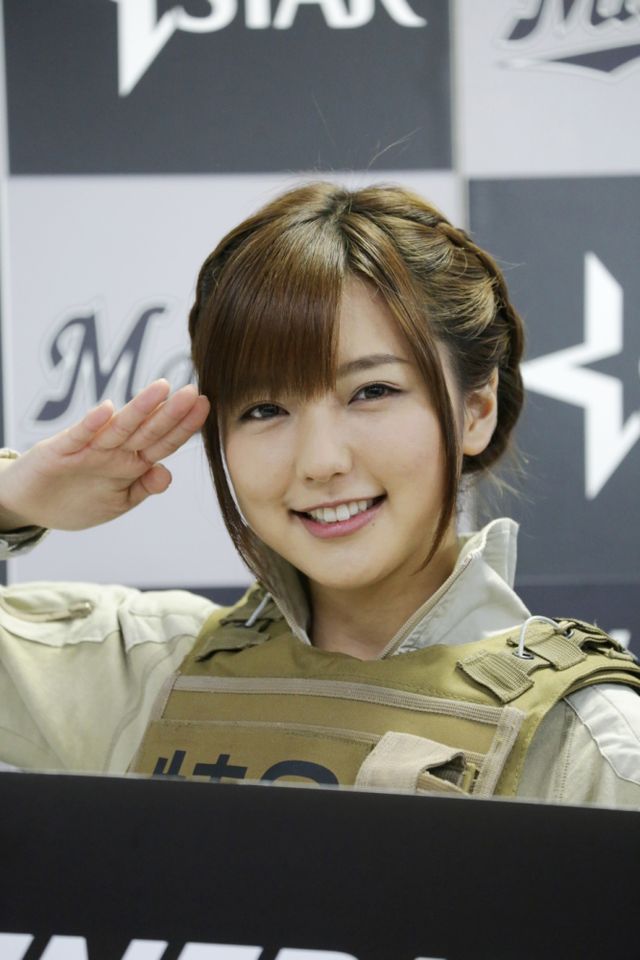 真野恵里菜が、『パトレイバー』のヒロイン衣装で始球式に登場！　画像ギャラリー（13枚目）