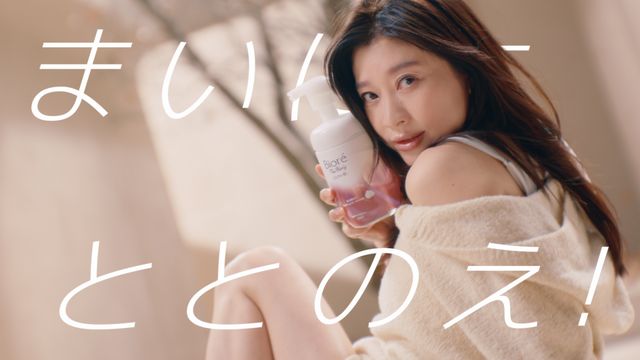 輝く“水ツヤ肌”！篠原涼子＆橋本環奈、透明感あふれる美肌共演（3枚目）