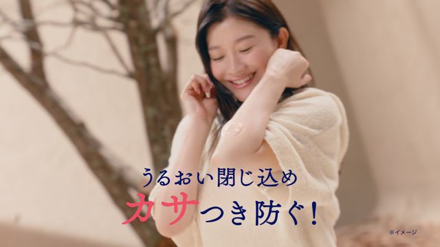輝く“水ツヤ肌”！篠原涼子＆橋本環奈、透明感あふれる美肌共演（6枚目）