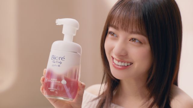 輝く“水ツヤ肌”！篠原涼子＆橋本環奈、透明感あふれる美肌共演（7枚目）