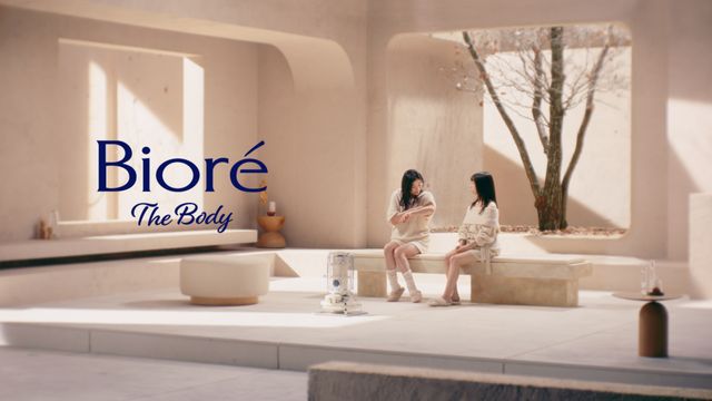 輝く“水ツヤ肌”！篠原涼子＆橋本環奈、透明感あふれる美肌共演（10枚目）