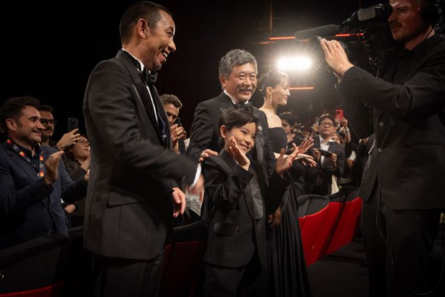 是枝裕和監督、綾瀬はるか、大悟（千鳥）らに9分のスタンディングオベーション【第79回カンヌ国際映画祭】：フォトギャラリー