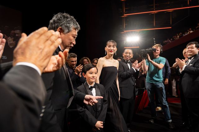 是枝裕和監督、綾瀬はるか、大悟（千鳥）らに9分のスタンディングオベーション【第79回カンヌ国際映画祭】（2枚目）