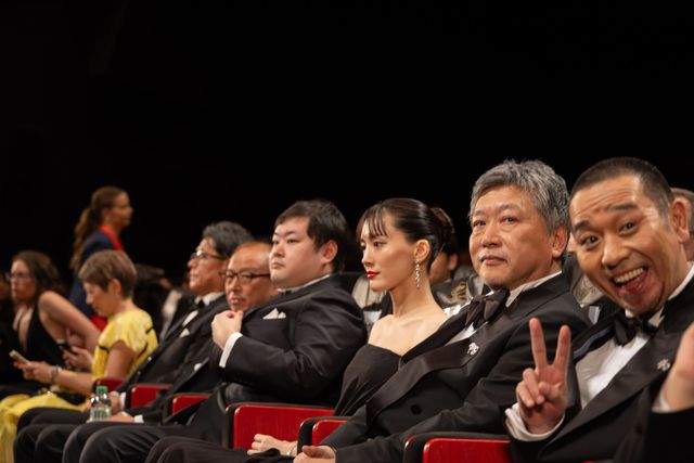 是枝裕和監督、綾瀬はるか、大悟（千鳥）らに9分のスタンディングオベーション【第79回カンヌ国際映画祭】（3枚目）